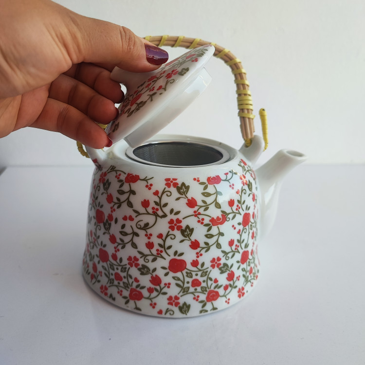 قوری چینی طرح گلدار قرمز دسته حصیری ظرفیت ۱لیتر